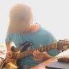 Garoto toca m&uacute;sica cl&aacute;ssica na guitarra